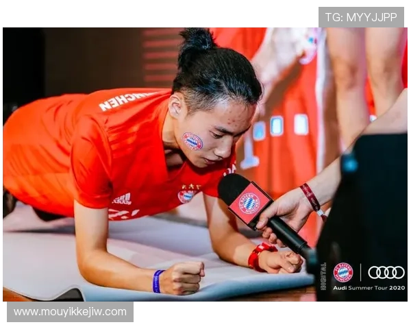 足球明星化身路人意外现身拜仁训练场引发球迷热议 足球明星化身路人意外现身拜仁训练场引发球迷热议